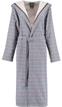 Ielādējiet video galerijas pārlūkā, Halāts ar kapuci Extra Light 940 Beere -999 | Cawö