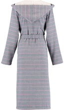 Ielādējiet video galerijas pārlūkā, Halāts ar kapuci Extra Light 940 Beere -999 | Cawö