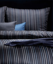 Ielādējiet video galerijas pārlūkā, Mako - Satīna gultas veļa Indigo| Modern Life Fleuresse