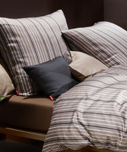 Ielādējiet video galerijas pārlūkā, Mako - Satīna gultas veļa Lines | Modern Life Fleuresse