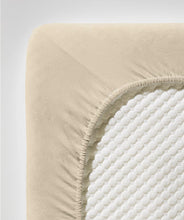 Ielādējiet video galerijas pārlūkā, Palags ar gumiju Light Sand | Jenny Fleuresse