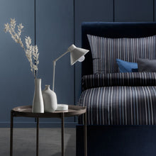 Ielādējiet video galerijas pārlūkā, Mako - Satīna gultas veļa Indigo| Modern Life Fleuresse