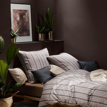 Ielādējiet video galerijas pārlūkā, Mako - Satīna gultas veļa Lines | Modern Life Fleuresse