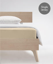 Ielādējiet video galerijas pārlūkā, Palags ar gumiju Light Sand | Jenny Fleuresse