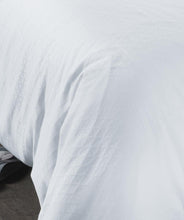 Ielādējiet video galerijas pārlūkā, Mako – Damasta gultas veļa White | Jade Fleuresse