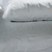 Ielādējiet video galerijas pārlūkā, Mako – Damasta gultas veļa Silver | Jade Fleuresse