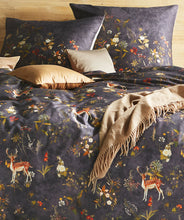 Ielādējiet video galerijas pārlūkā, Mako - Satīna gultas veļa Night Black | Bed Art Fleuresse 
