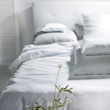 Ielādējiet video galerijas pārlūkā, Mako – Damasta gultas veļa | Exclusive White FLEURESSE 
